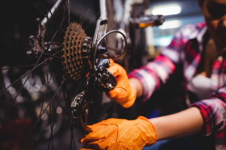 imgi 10 mecanico reparando bicicleta 1170 2567