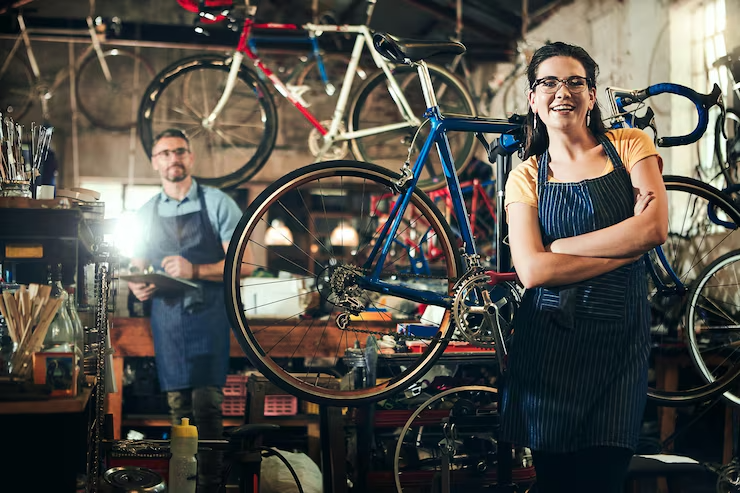 imgi 17 retrato mujer brazos cruzados taller reparacion bicicletas trabajar garaje mantenimiento sonrisa mecanico bicicletos servici