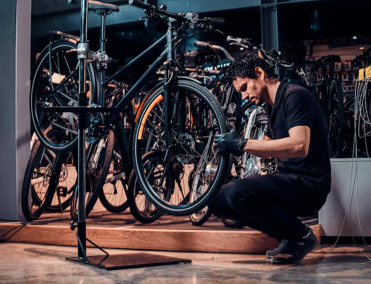imgi 5 joven maestro experimentado esta reparando bicicleta cliente lugar trabajo 613910 20759